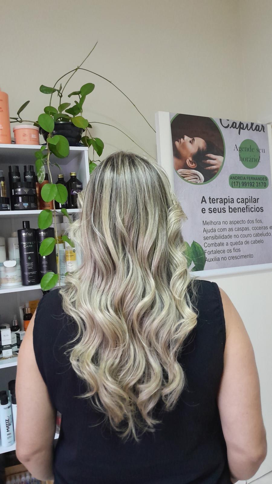 Loiro iluminado com ondas, resultado de coloração