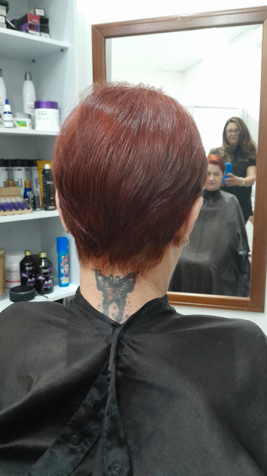 Corte curto ruivo finalizado no estúdio