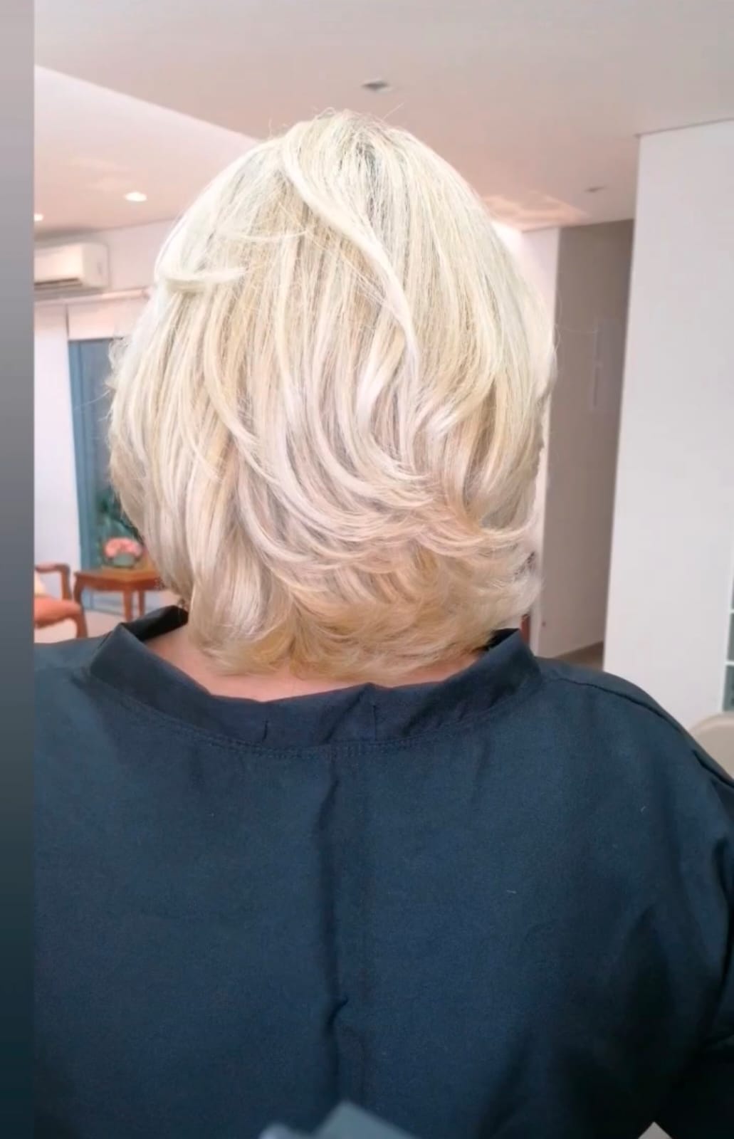 Corte e escova em cabelo loiro curto