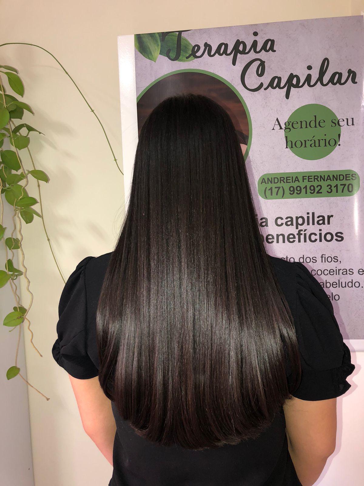 Cabelo escuro longo com brilho após terapia capilar