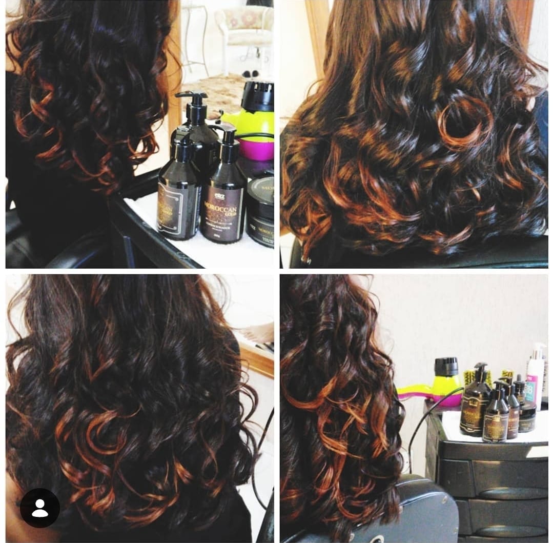 Cachos iluminados com mechas acobreadas